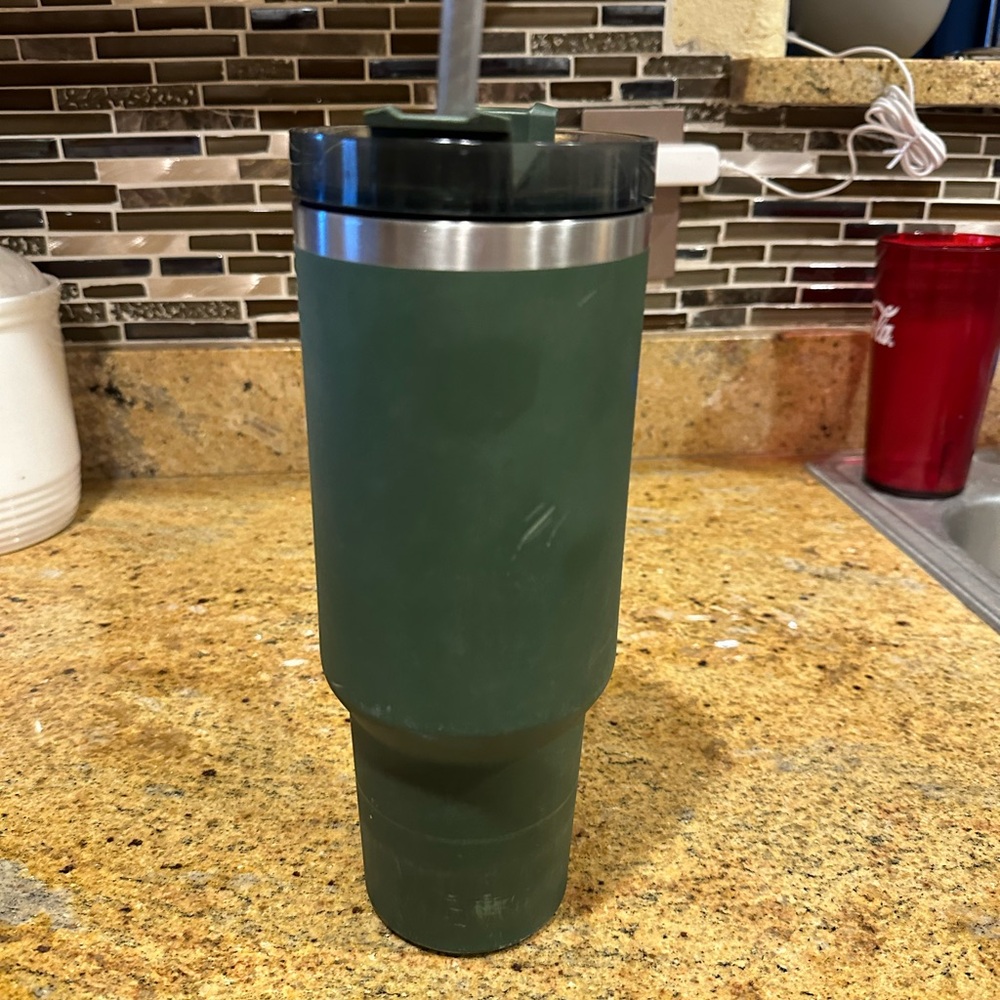 Stanley Green Insulated Mug with Handle and Lid - 40 oz - Picture 3 of 8
